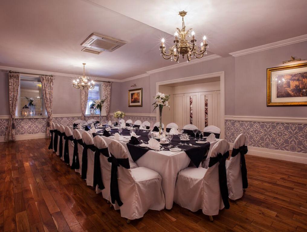 Castle Arch Hotel Трим Екстериор снимка