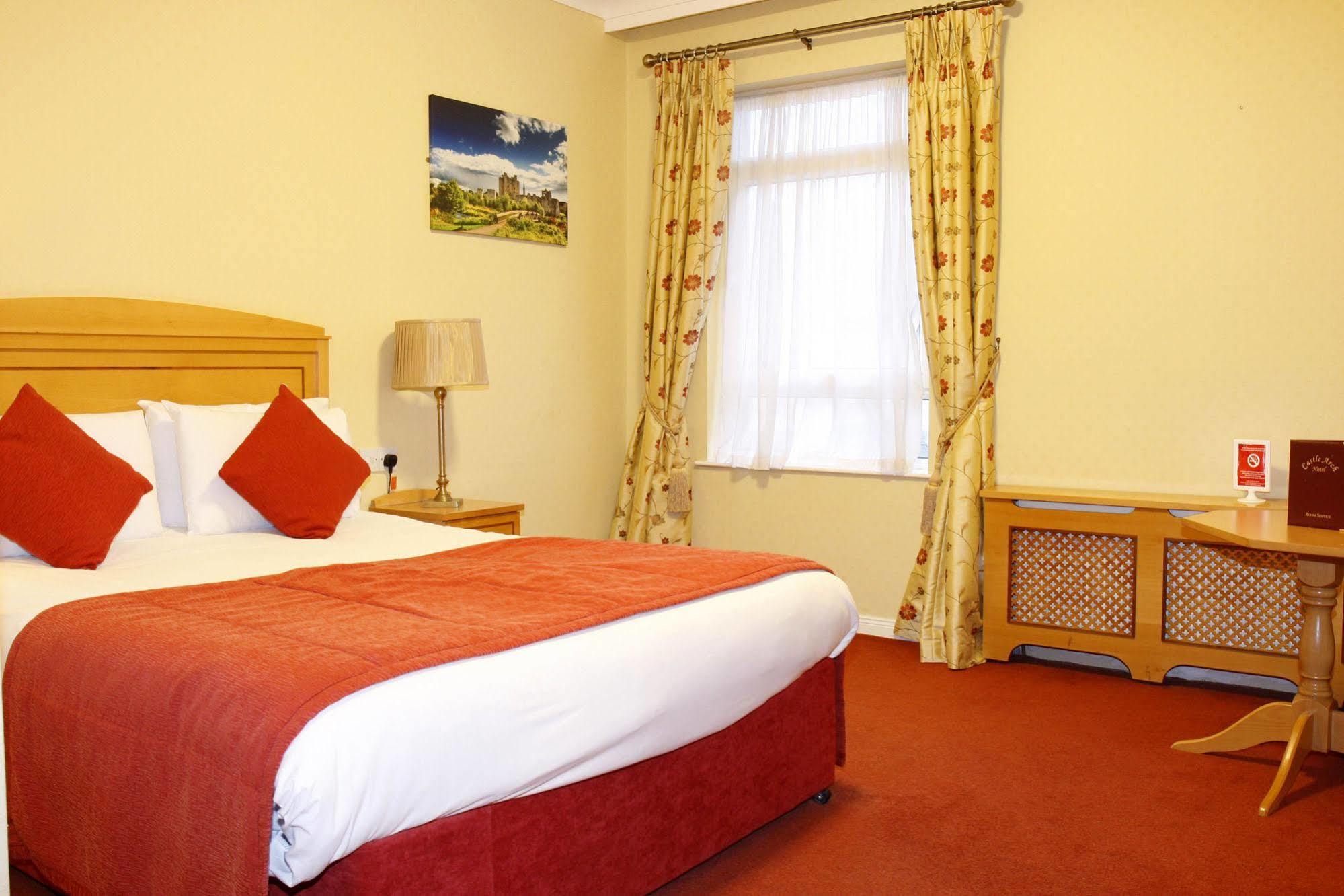Castle Arch Hotel Трим Екстериор снимка